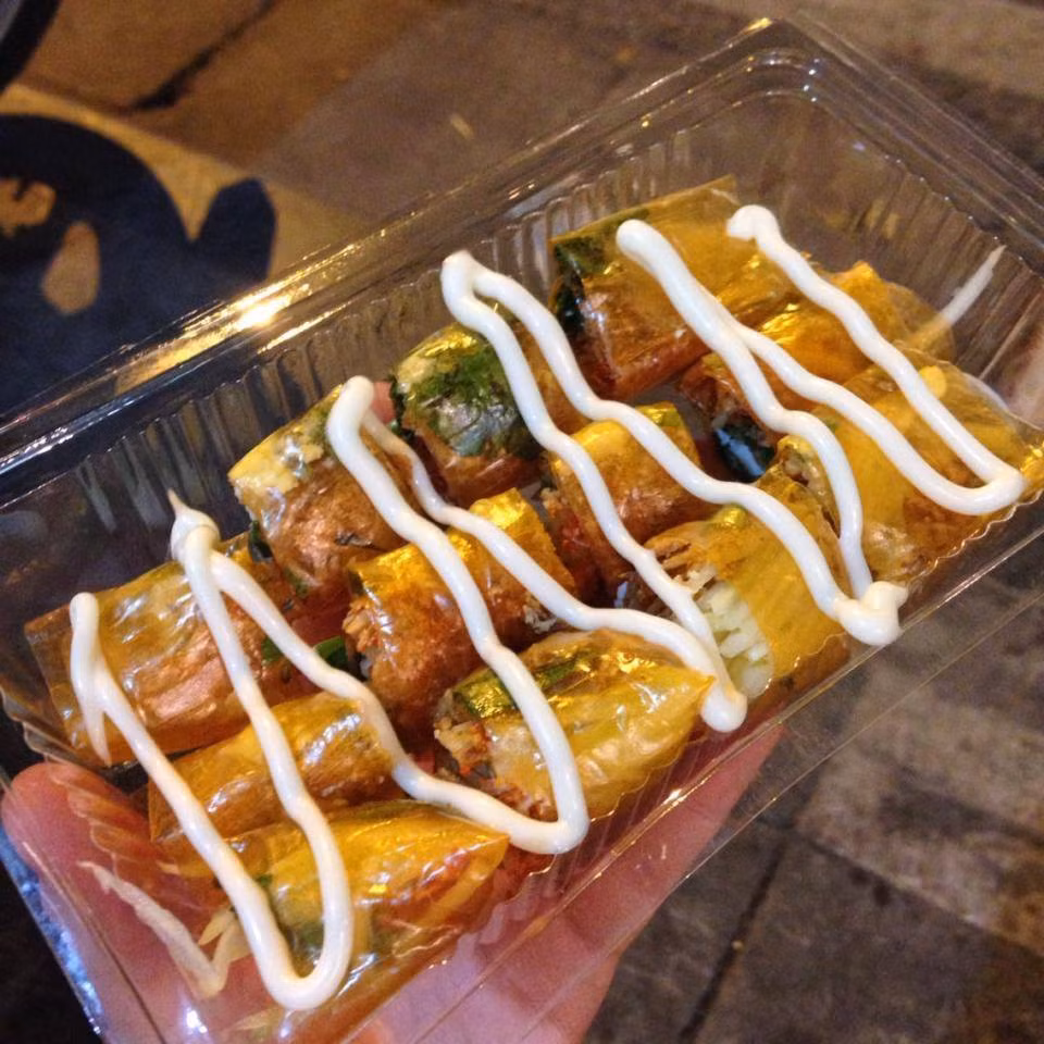 Bánh tráng cuốn: Món ăn ngon giải ngán ngấy này mang phong cách miền nam với nhiều vị từ chua, cay, mặn, ngọt kết hợp hài hòa của các loại gia vị với nhau sẽ làm bạn không bị chán ngán.