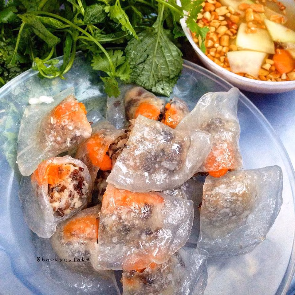 Bánh bột lọc truyền thống món ăn đặc trưng của miền Trung. Ăn bánh bột lọc vào những ngày đi làm đầu năm sẽ khiến vị giác của bạn được kích thích, giúp bạn ngon miệng hơn hẳn.