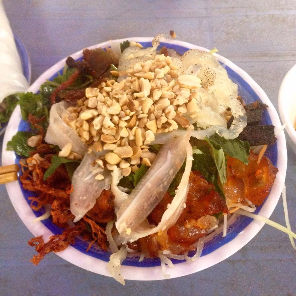 Nộm thập cẩm chua ngọt cũng là món ăn được rất nhiều người yêu thích những ngày này.