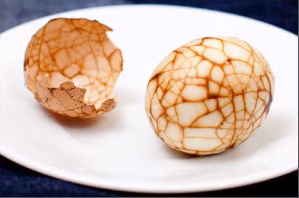 Ngoài ra, bạn có thể luộc sơ trứng sau đó đập dập vỏ trứng rồi lại cho vào nồi nước màu luộc tiếp.