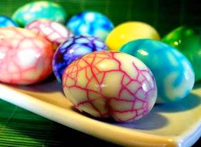 Màu sẽ ngấm qua những vết nứt vỡ trên vỏ trứng và ngấm vào trong lòng trắng trứng tạo thành quả trứng luộc rạn màu vô cùng độc đáo. Nguồn ảnh: Ăn gì tối này, Mẹo hay.