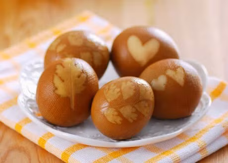 Luộc trứng in hình ấn tượng: Với loại trứng bạn có thể thực hiện như sau: