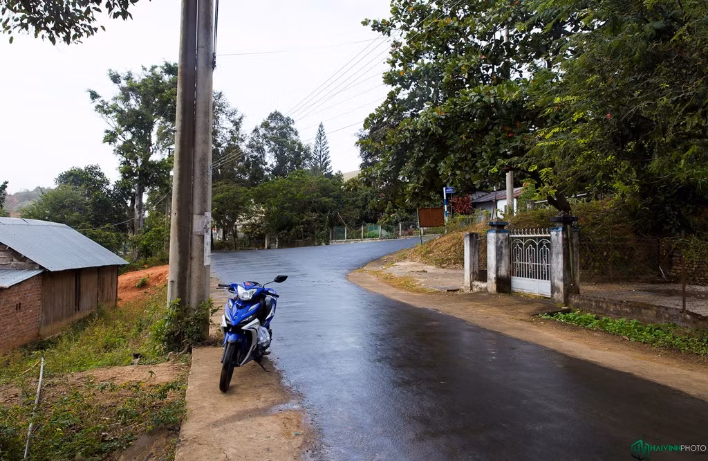 Sau hơn một giờ di chuyển, chúng tôi cũng tới được trung tâm thị trấn. Từ đây bạn rẽ vào bất kỳ con đường nào bên phía tay phải cũng dẫn vào hồ Lak. Trong ảnh, người bạn đường của tôi, gần đó là ngã ba dẫn lên biệt điện Bảo Đại.