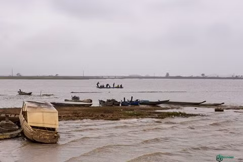 Một chiếc thuyền đưa người dân qua lại giữa hai bờ hồ.