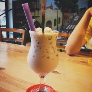 Theo nghiên cứu của các chuyên gia dinh dưỡng, thành phần chủ yếu của các loại trà sữa chủ yếu là dầu thực vật hydro hoá, một loại axit béo có dạng trans...