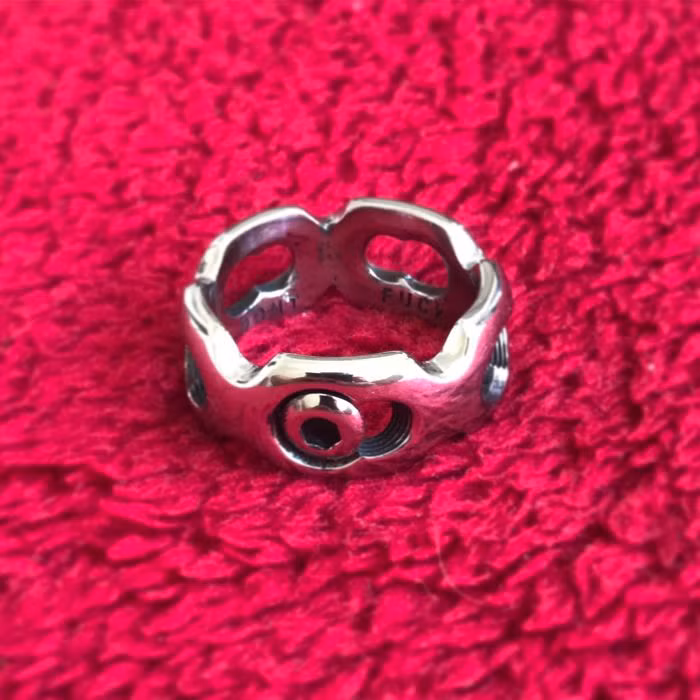 Cận cảnh chiếc nhẫn có 1-0-2. Nguồn ảnh: Boldsky, Borepanda.