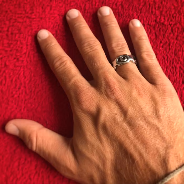 Chàng trai đã thiết kế và nhờ thợ chế tác tạo hình lại chiếc nhẫn độc đáo này.