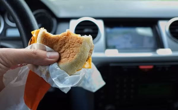 Chất này có thể ảnh hưởng đến thận, cân nặng của trẻ sơ sinh, gây bệnh tuyến giáp, giảm chất lượng tinh trùng và gây ra các vấn đề ở hệ thống miễn dịch của trẻ em… Nguồn ảnh: Vietnamnet, PLO, lifestile.