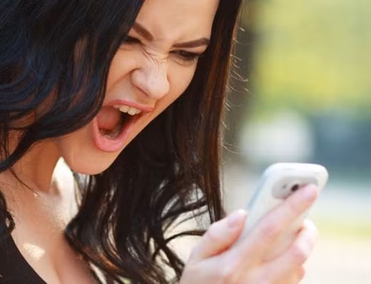 Đừng ngắt lời vợ khi bạn khi nàng đang nổi cơn điên. Bạn có thể gợi mở, chia sẻ để nàng nói ra hết những ấm ức trong lòng giải tỏa cảm giác khó chịu đang đè nén.