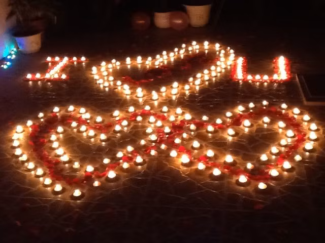 Địa điểm tỏ tình chính là yếu tố quan trọng góp phần tạo nên sự thành công cho bạn. Một địa điểm tỏ tình lãng mạn, cô ấy sẽ cảm nhận được tình cảm bạn dành cho cô ấy và cơ hội thành công là rất lớn.