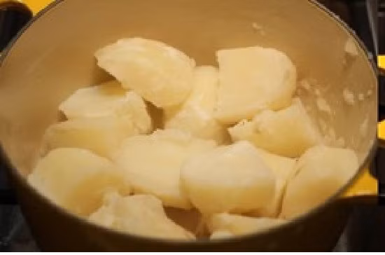 Bước 3: Dùng 1 chiếc thìa cứng dầm nát khoai.