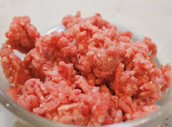 Bước 1: Thịt bò xay nhuyễn cho vào bát tô. Khoai tây gọt vỏ, cắt miếng ngâm vào nước. Cà rốt, hành tây gọt vỏ băm nhuyễn. Nấm hương tươi rửa sạch, băm nhuyễn.Trứng đập mỗi quả vào bát 1 bát và đánh tan.