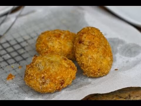 Nguyên liệu: 4 củ khoai tây, 1 củ hành tây, nửa củ cà rốt, 3 cái nấm hương tươi, 500g thịt bò thăn xay nhỏ, 4 quả trứng, nửa bát bột mì, vụn bánh mì. Gia vị gồm: hạt tiêu, bột ngọt, hạt nêm, muối, dầu ăn.