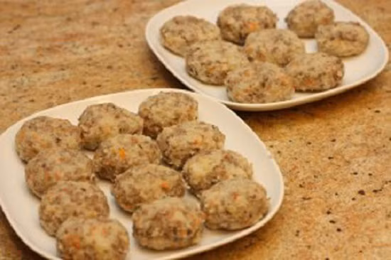 Bước 7: Viên từng viên hỗn hợp thịt bò khoai tây sau đó cho vào bột vỏ lăn đều ...