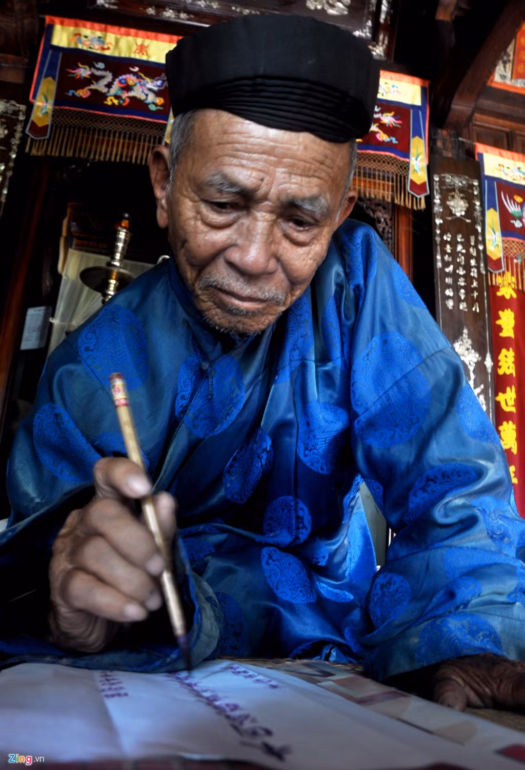 Mỗi dịp Tết đến, xuân về, người dân huyện đảo Lý Sơn hay đến nhà ông xin chữ đầu năm cầu may tài, lộc may mắn.