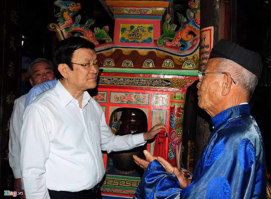 Tháng 2/2016, nguyên Chủ tịch nước Trương Tấn Sang thăm huyện đảo tiền tiêu Lý Sơn, trong đó có di tích Âm Linh Tự. Ông Đạt trải lòng về biển và câu chuyện liên tiếp bốn thế kỷ, nhiều thế hệ binh phu đảo Lý Sơn vâng mệnh triều đình dong thuyền ra Hoàng Sa thực thi nhiệm vụ. Hôm đó, nguyên Chủ tịch nước Trương Tấn Sang sau khi thắp nén nhang kính cẩn đã khoanh tay, lắng nghe nỗi lòng đau đáu khôn nguôi của ông Đạt về chủ quyền biển đảo Tổ quốc.