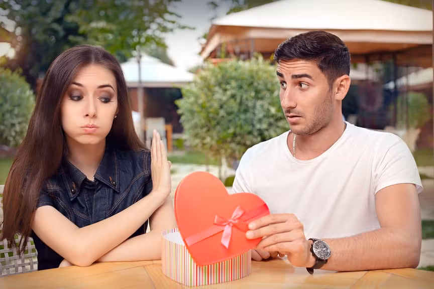  Một cô gái hay đòi hỏi quá nhiều: Đây là cô gái đầu tiên bạn nên tránh hẹn hò cùng. Ban đầu, bạn có thể bị thu hút bởi nàng vì những đòi hỏi của nàng cho bạn cảm giác rằng nàng là người tự tin, thẳng thẳng. Tuy nhiên, về lâu dài, những đòi hỏi không ngừng và ngày càng nhiều của nàng sẽ khiến bạn mệt mỏi.