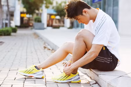 Dây giày buộc quá lỏng sẽ làm cho đôi giày bạn lỏng lẻo khiến đôi giày mất liên kết với bàn chân giảm khả năng bảo vệ bàn chân của bạn.