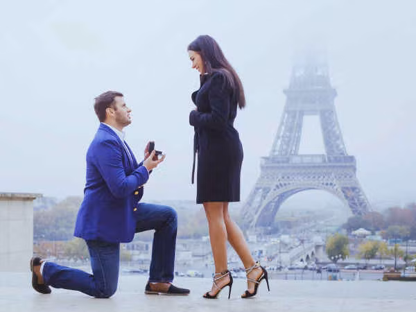 Phụ nữ đã lập gia đình cũng vẫn có thể nhận được sự quan tâm bày tỏ tình cảm của những người đàn ông độc thân. Tuy nhiên, các chàng thường rút lui khi biết tình trạng hôn nhân của họ.