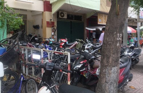 Cách đó vài mét là trụ sở Công an phường Cầu Ông Lãnh. Xe máy đậu tràn kín cả vỉa hè, không còn chừa lối đi dành cho người đi bộ.