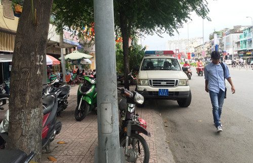 Người đi bộ chỉ còn cách đi xuống lòng đường.