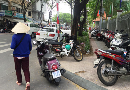 Vỉa hè đường Yersin ngay trụ sở Công an quận 1 nhiều năm nay trở thành bãi giữ xe có thu phí. Dù Bí thư Thành uỷ đã chỉ đạo xử lý nghiêm việc lấn chiếm vỉa hè, lòng lề đường để kinh doanh, nhưng xem ra, chỉ huy Công an quận 1 tự cho mình là "ngoại lệ"?