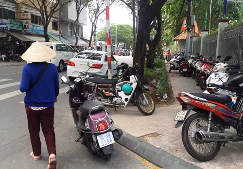 Vỉa hè đường Yersin ngay trụ sở Công an quận 1 nhiều năm nay trở thành bãi giữ xe có thu phí. Dù Bí thư Thành uỷ đã chỉ đạo xử lý nghiêm việc lấn chiếm vỉa hè, lòng lề đường để kinh doanh, nhưng xem ra, chỉ huy Công an quận 1 tự cho mình là "ngoại lệ"?
