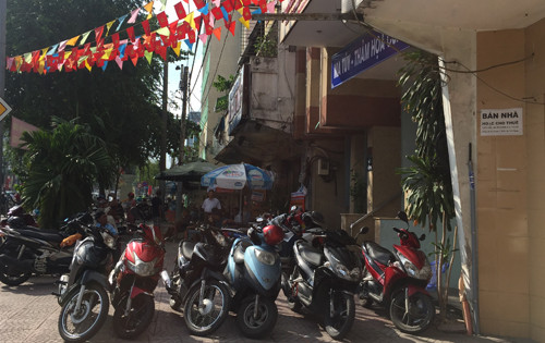 Hình ảnh PV ghi nhận tại trước trụ sở UBND phường Cầu Ông Lãnh, quận 1.