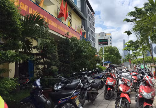 Phòng Cảnh sát PCCC quận 1 trên đường Võ Văn Kiệt ngang nhiên văng dây chiếm trọn vỉa hè để làm bãi đậu xe máy.