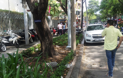 Người dân muốn liên hệ công việc với Công an quận 1 buộc phải gửi xe bên ngoài dù Lãnh đạo TP HCM từng cương quyết chỉ đạo: "Nếu cơ quan nào để xảy ra trường hợp trông giữ xe trái quy định như không bố trí khu vực để xe miễn phí hoặc có thu tiền giữ xe của người dân đến liên hệ công việc thì thủ trưởng phải chịu trách nhiệm trước UBND TP".