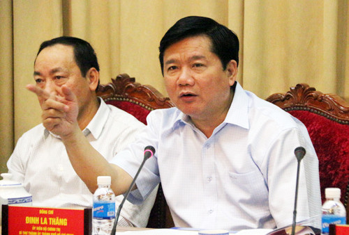 Uỷ viên BCT, Bí thư Thành uỷ TP HCM Đinh La Thăng: "Chấm dứt ngay việc cho thuê lòng đường, vỉa hè để kinh doanh buôn bán, đỗ xe...”. Ảnh Hữu Công/VNE.