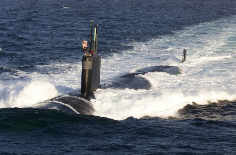 Hải quân Mỹ công bố ảnh tàu ngầm USS Alexandria đi qua cảng Apra ở đảo Guam ngày 5/5.