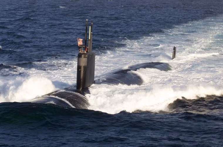 Hải quân Mỹ công bố ảnh tàu ngầm USS Alexandria đi qua cảng Apra ở đảo Guam ngày 5/5.