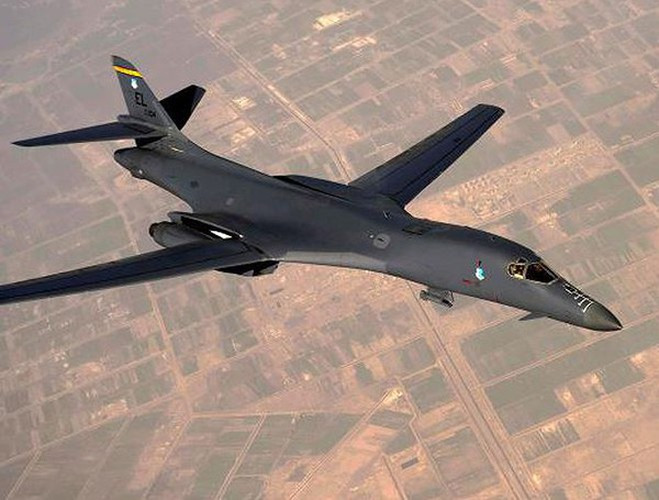 B-1B Lancer dài 44,5 m, cao 10,4 m, với sải cánh 24 m khi cụp và 42 m khi xòe.