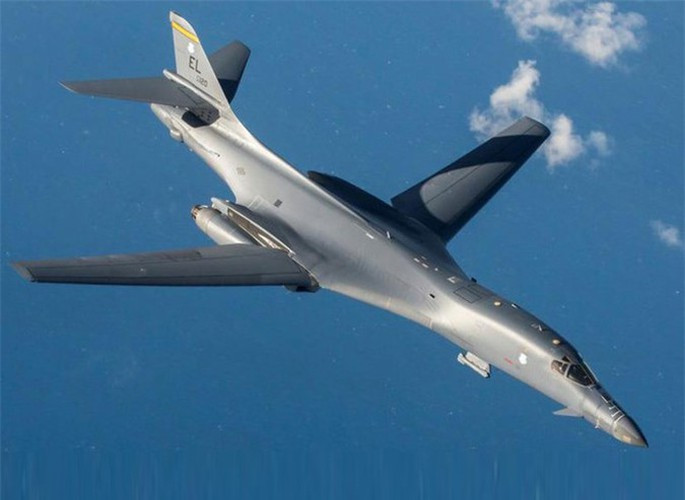 B-1B Lancer là máy bay ném bom hạng nặng được phát triển từ những năm 1970 với mục đích thay thế "pháo đài bay" B52