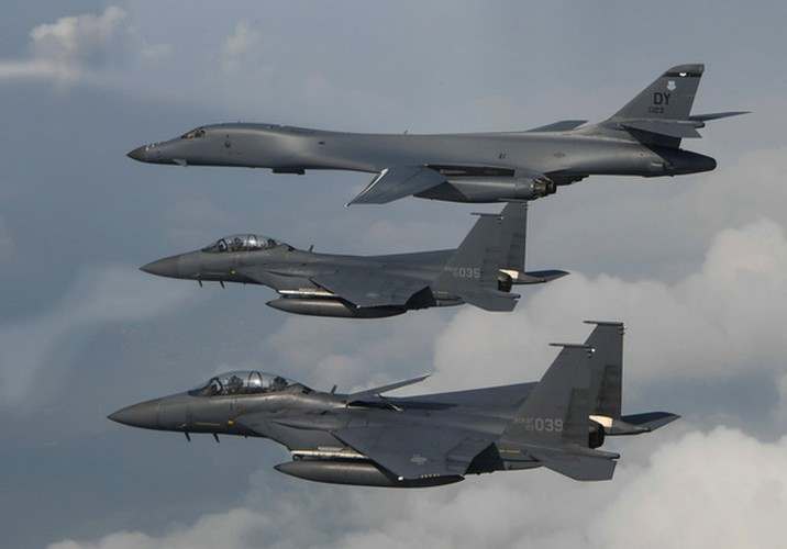 Với khả năng chiến đấu tầm xa, B-1B Lancer có thể thực hiện nhiệm vụ một cách liên tục tới những chiến trường xa căn cứ mà không cần tái nạp nhiên liệu.