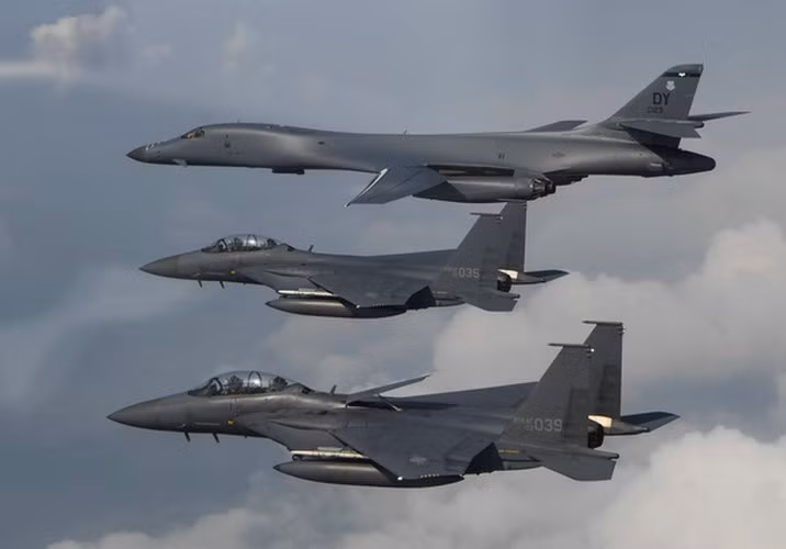 Với khả năng chiến đấu tầm xa, B-1B Lancer có thể thực hiện nhiệm vụ một cách liên tục tới những chiến trường xa căn cứ mà không cần tái nạp nhiên liệu.