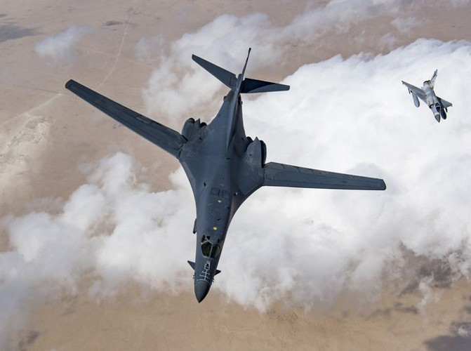 B-1B được trang bị hệ thống điện tử rất hiện đại. Cụ thể chúng được trang bị máy thu cảnh báo radar và gây nhiễu AN/ALQ-161A, gồm 8 hệ thống bắn pháo sáng gây nhiễu AN/ALE-49. B-1B còn có hệ thống ngụy trang kéo theo ALE-50.