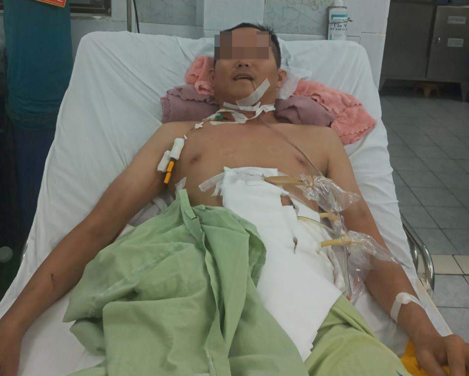 Benh nhan nam bi dao dam xuyen lung ra nguc bung, soc mat mau-Hinh-2