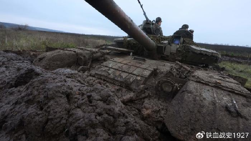 Một chỉ huy Quân đội Ukraine có ký hiệu là “Alex” cho biết, mưa lớn đã khiến đường đất và đồng ruộng ở nông thôn trở nên lầy lội, khiến xe bọc thép bánh lốp của Quân đội Ukraine di chuyển ngày càng khó khăn, cản trở cuộc phản công của Quân đội Ukraine. Ảnh: Sina.