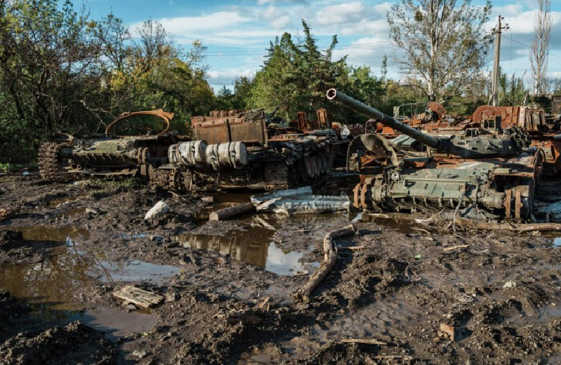 Ngoài ra, bùn cũng khiến Quân đội Ukraine không thể thực hiện luân chuyển bình thường và hạn chế việc vận chuyển tiếp tế cho các đơn vị đồn trú ở tiền tuyến. Cuối cùng, chỉ huy Ukraine kết luận rằng Quân đội Ukraine đã bị mắc kẹt trong vùng đất mềm Kursk. Ảnh: Getty Images.