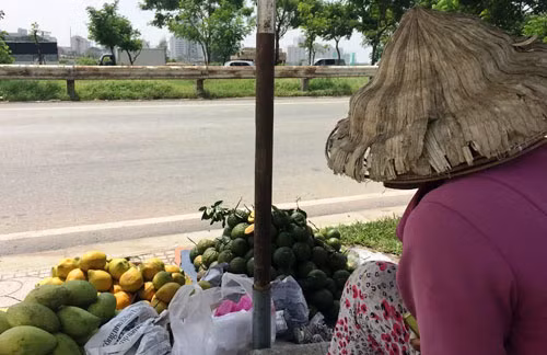 Một người bán hàng rong khác gần giao lộ Nguyễn Văn Linh - Nguyễn Hữu Thọ cũng là nạn nhân của đối tượng.