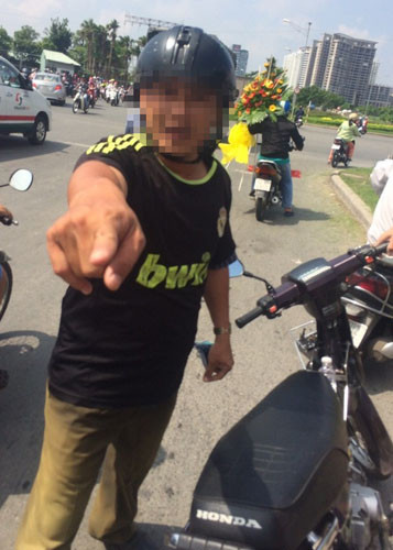 Gã thanh niên nghi giả công an liên tục chống đối, rồi sau đó bỏ trốn, để lại chiếc xe máy khi nghe báo Công an phường sắp có mặt.