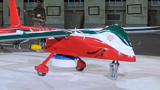 UAV Hamaseh được trang bị hai giá treo dưới cánh, cho phép nó có thể mang theo từ 45 tới 60 kg vũ khí. Các loại vũ khí chính mà loại máy bay không người lái Iran này thường mang theo bao gồm các loại pháo phản lực hoặc tên lửa không đối không. Nguồn ảnh: Actuali.