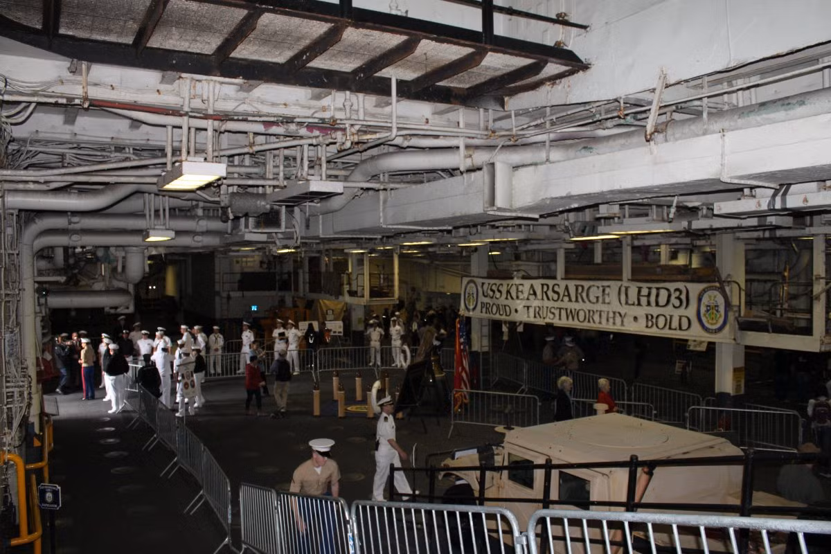 Con tàu này có biên chế thủy thủ đoàn và sĩ quan chỉ huy đầy đủ 1100 người. Ngoài ra, nhiều khoang chứa rất rộng trong lòng tàu có khả năng chứa được tới 2000 lính Thủy quân Lục chiến kèm đầy đủ trang thiết bị. Nguồn ảnh: Business Insider.