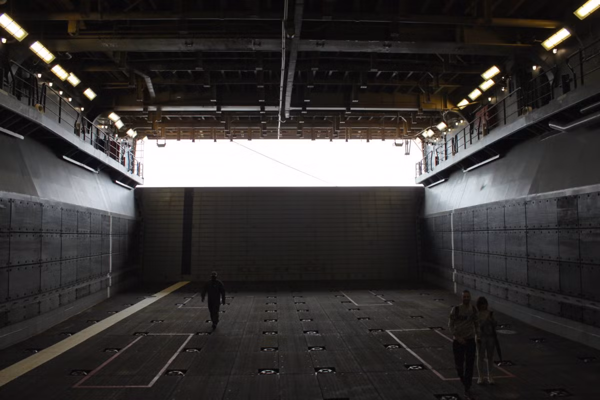 Cửa mở khoang đổ bộ ngay phía sau đuôi tàu. Ngay cả khi cửa này còn đóng, các máy bơm trên tàu vẫn có thể bơm được nước vào ngập khoang đổ bộ. Nguồn ảnh: Business Insider.