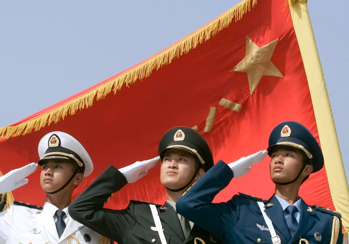 Trên Quân kỳ và Quân huy của lực lượng Quân Giải phóng Nhân dân Trung Quốc đều có chữ "Bát Nhất" (hán tự là : 一八). Nhiều người cho rằng tên gọi "Bát Nhất" của Quân đội Trung Quốc là muốn nói đến "tám cái nhất" của Quân đội Trung Quốc, tuy nhiên nó lại có nghĩa hoàn toàn khác.