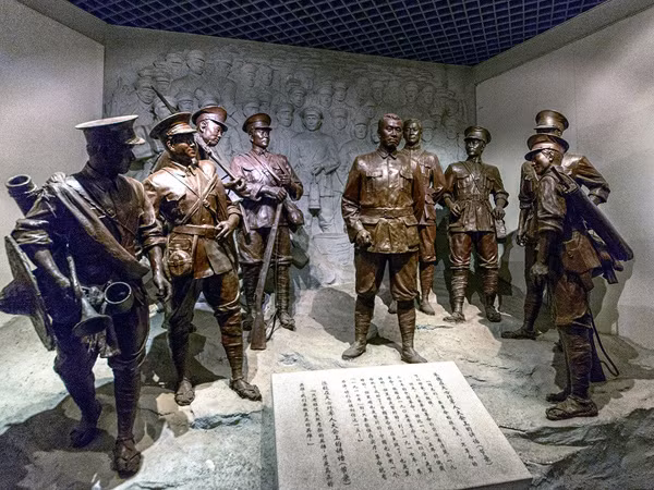 Từ năm 1933, ngày 1/8 chính thức được lấy làm ngày thành lập Hồng quân Công nông Trung Quốc (tiền thân của Quân giải phóng Nhân dân Trung Quốc ngày nay). Sự kiện khởi nghĩa Nam Xương cũng được coi là cuộc khởi nghĩa vũ trang đầu tiên của lực lượng Đảng Cộng sản Trung Quốc trong quá trình giành chính quyền từ tay Quốc dân Đảng. Ảnh: Những anh hùng trong cuộc khởi nghĩa Nam Xương được đúc tượng đồng trong Bảo tàng Nam Xương. Nguồn ảnh: Topchina.