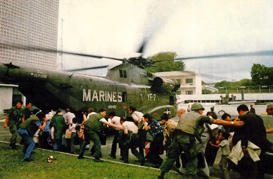 Theo đó nhiệm vụ của những chiến đấu cơ này chỉ là nhằm hộ tống tàn dư cuối cùng của họ tháo chạy khỏi miền Nam Việt Nam vào những ngày cuối cùng của tháng 4/1975. Cuộc di tản được diễn ra ở mọi nơi trên đường phố Sài Gòn, miễn là đủ chỗ trống cho máy bay hạ cánh. Nguồn ảnh: Newsweek.