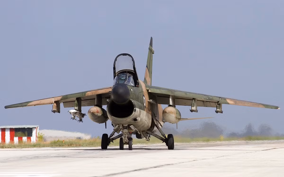 Có tốc độ tối đa ở độ cao thấp chỉ khoảng 1111 km/h và còn thấp hơn nữa nếu được mang theo đủ 6,8 tấn bom, A-7 Corsair là một mục tiêu rất được ưa thích của lực lượng phòng không Việt Nam trong kháng chiến chống Mỹ vì không những bay chậm, loại máy bay này còn phải bổ nhào trước khi cắt bom, tạo điều kiện rất tốt cho các hệ thống pháo phòng không, pháo cao xạ của ta hạ gục chúng. Nguồn ảnh: Pinterest.